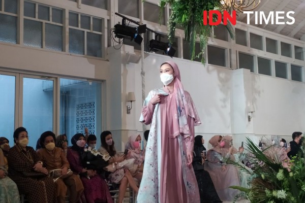 Gelar Fashion Show Baju Lebaran, Ivan Gunawan Pamer Koleksi 2022