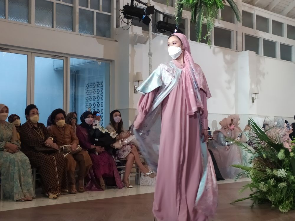 Gelar Fashion Show Baju Lebaran, Ivan Gunawan Pamer Koleksi 2022