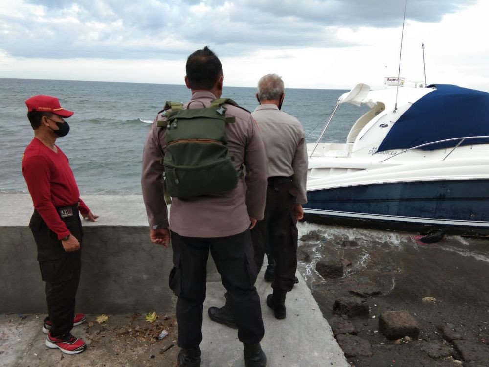 Potret Yacht Berbendera Malaysia Terdampar di Pantai Banyuasri Bali