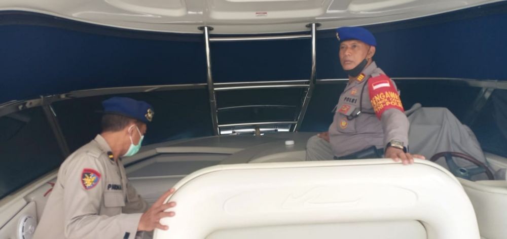 Potret Yacht Berbendera Malaysia Terdampar di Pantai Banyuasri Bali