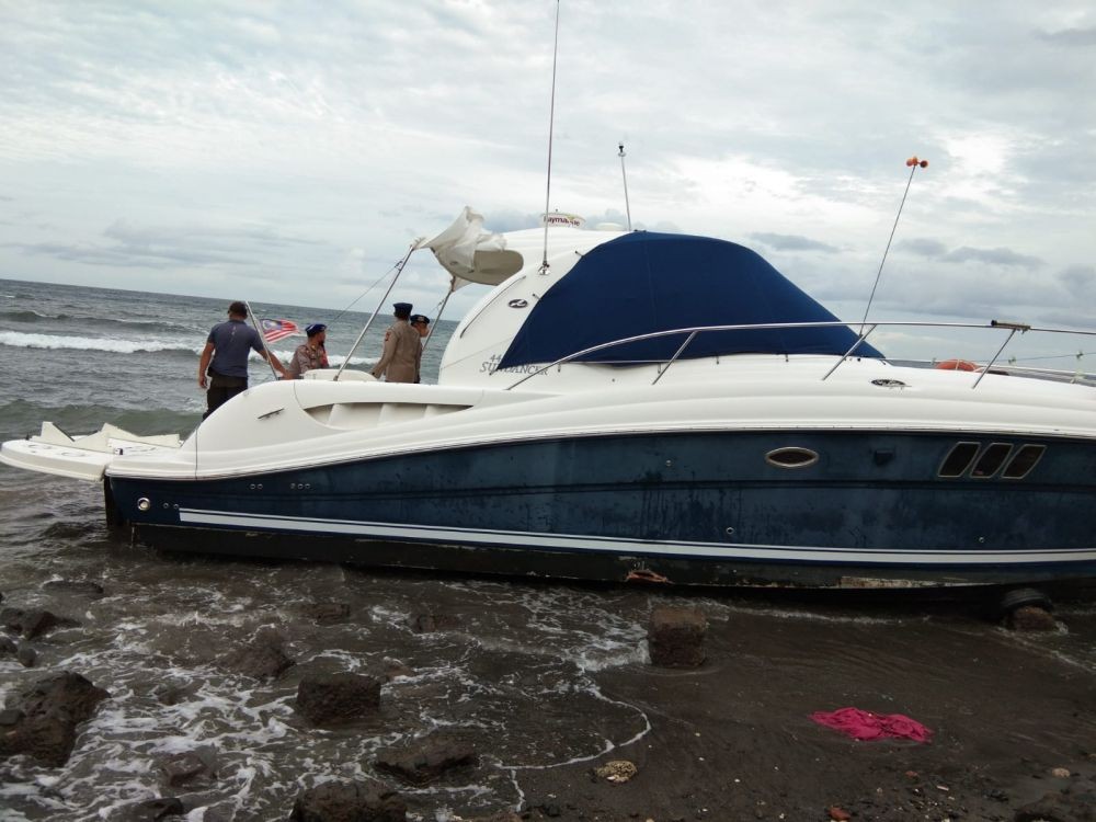 Potret Yacht Berbendera Malaysia Terdampar di Pantai Banyuasri Bali