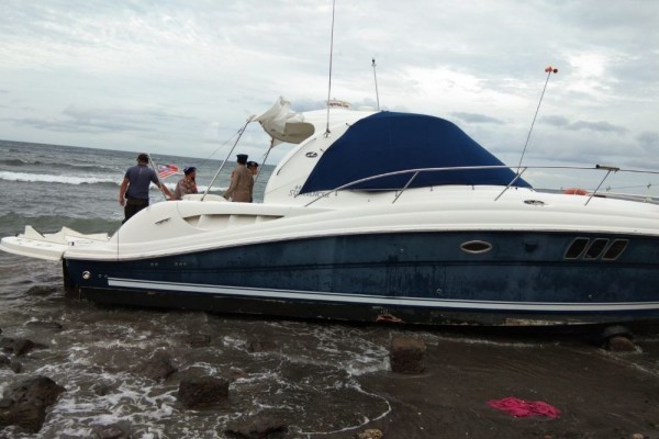 Potret Yacht Berbendera Malaysia Terdampar di Pantai Banyuasri Bali