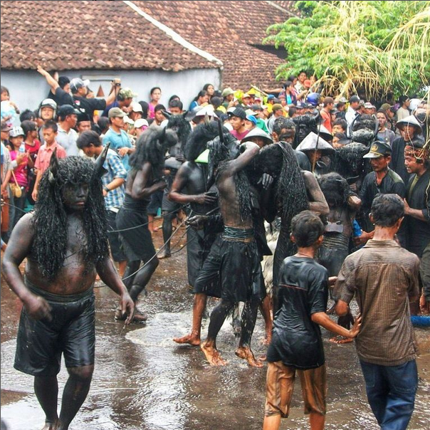 7 Upacara Adat Di Jatim Yang Masih Lestari