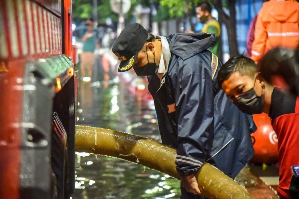 Tangani Banjir di Surabaya Utara, Eri Tunggu Saluran Pasar Turi