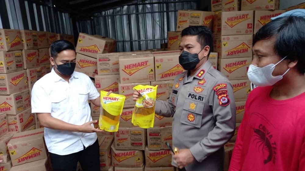Polisi Bongkar Dugaan Penimbunan 24 Ton Minyak Goreng di Lebak 