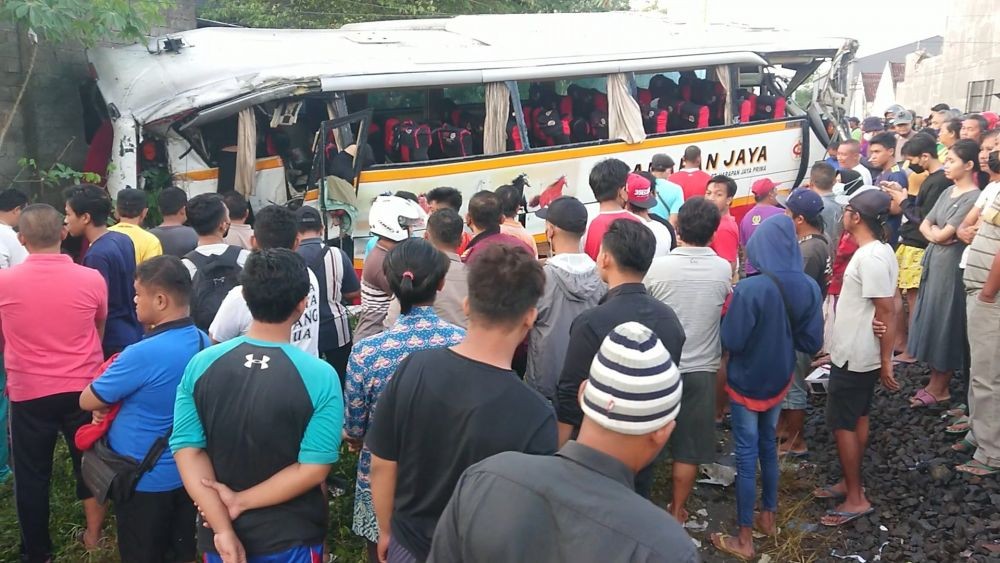 Bus Pariwisata Tertabrak Kereta Api, 5 Orang Tewas