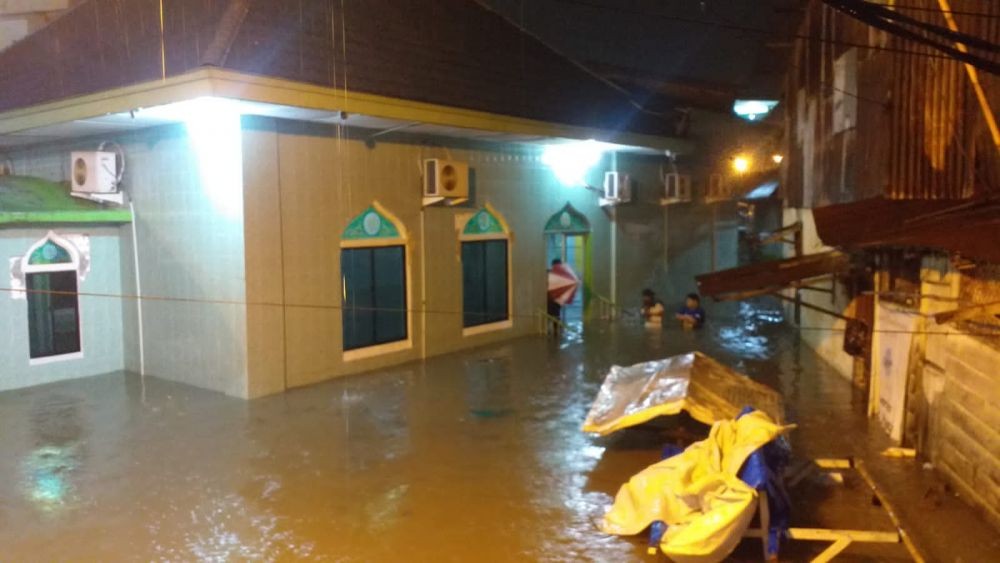 Satu Keluarga di Mobil Avanza Terseret Banjir saat Pulang Pesta
