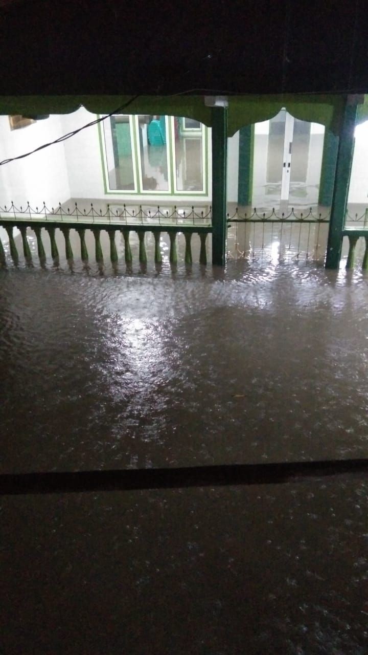 Kampung Aur Banjir Hingga 2,5 Meter, Warga Bertahan di Loteng Rumah 