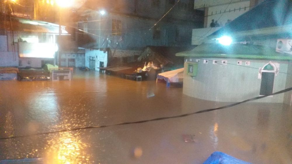 Satu Keluarga di Mobil Avanza Terseret Banjir saat Pulang Pesta