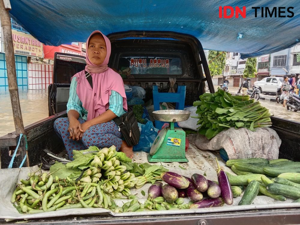 Cerita Pedagang Sayur di Medan yang Nekat Berjualan di Tengah Banjir 