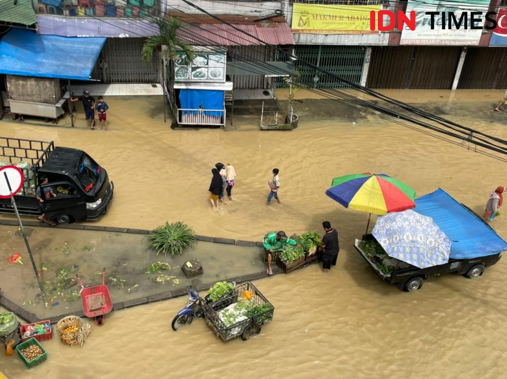 Cerita Pedagang Sayur di Medan yang Nekat Berjualan di Tengah Banjir 
