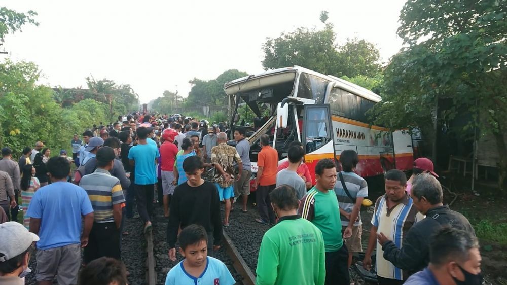 Tertabrak Kereta di Tulungagung, Badan Bus Dievakuasi Setelah 12 Jam