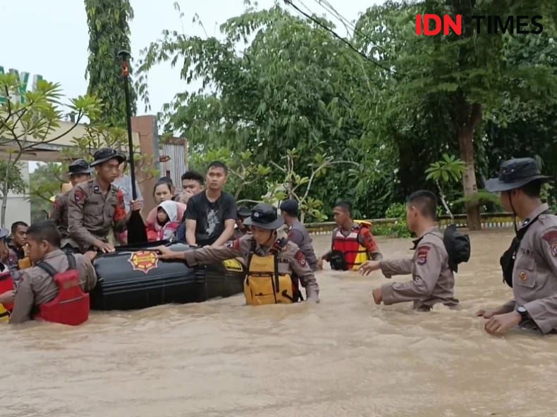 Kawasan Masjid Agung Banten Lama Masih Terendam Banjir 