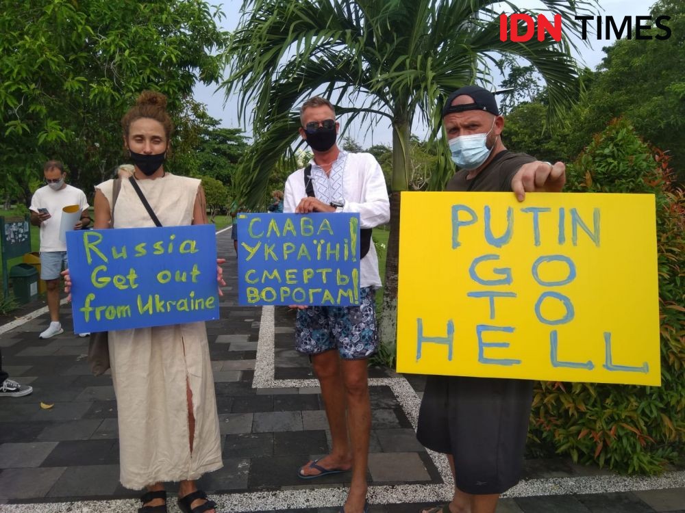 [BREAKING] Warga Ukraina di Bali Bawa Tulisan Putin Go To Hell