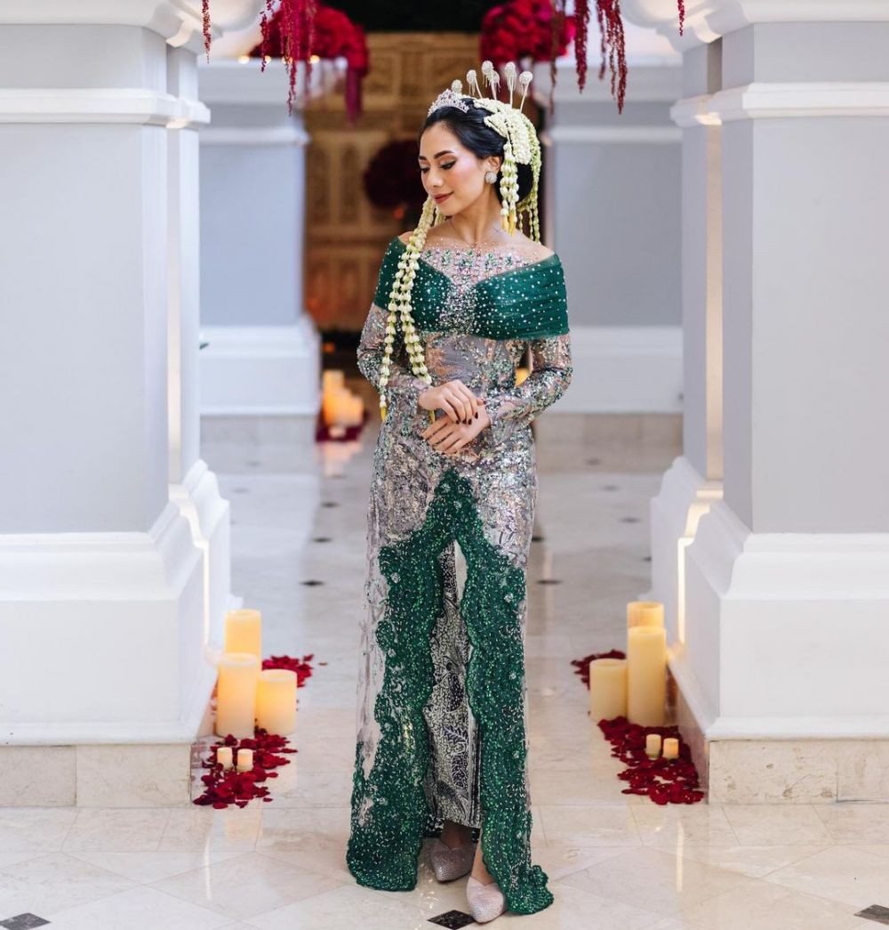 12 Ide Kebaya Panjang Yang Elegan Cocok Buat Pesta Dan Kond