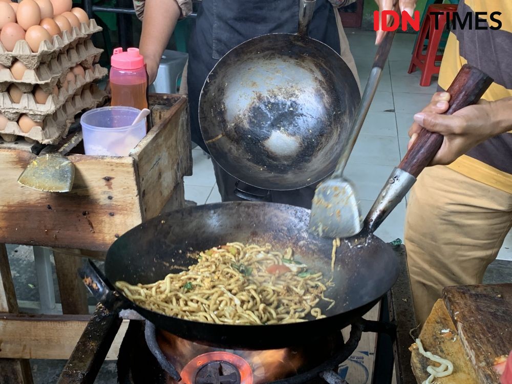 Mie Khodon Kuliner Legendaris Bandar Lampung, Dulu Dimasak Pakai Arang
