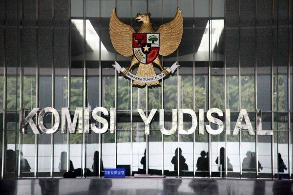 Miris! Hakim PN Bandung Datangkan Terdakwa dengan Ranjang Ambulans
