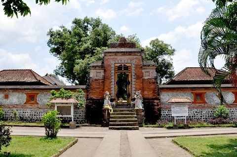 Pura Lingsar, Destinasi Wisata Religi yang Wajib Dikunjungi di Lombok