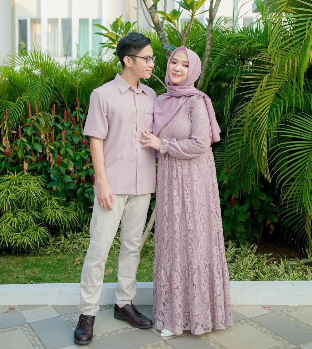 10 Dress Brokat dan OOTD Couple Warna Lilac, Elegan!