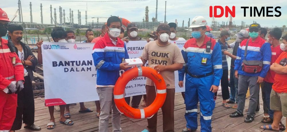 Minim Peralatan Keselamatan, Pertamina Bagikan Pelampung ke Nelayan