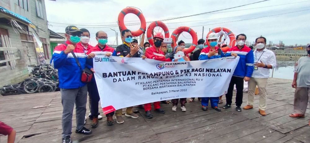 Minim Peralatan Keselamatan, Pertamina Bagikan Pelampung ke Nelayan