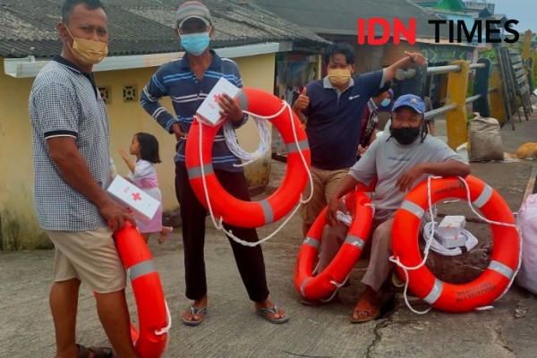 Minim Peralatan Keselamatan, Pertamina Bagikan Pelampung ke Nelayan