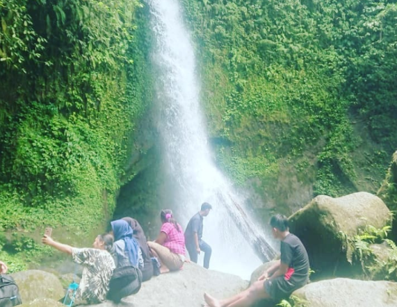 Berwisata ke Air Terjun Tongkat: Info, Rute, dan Harga Tiket