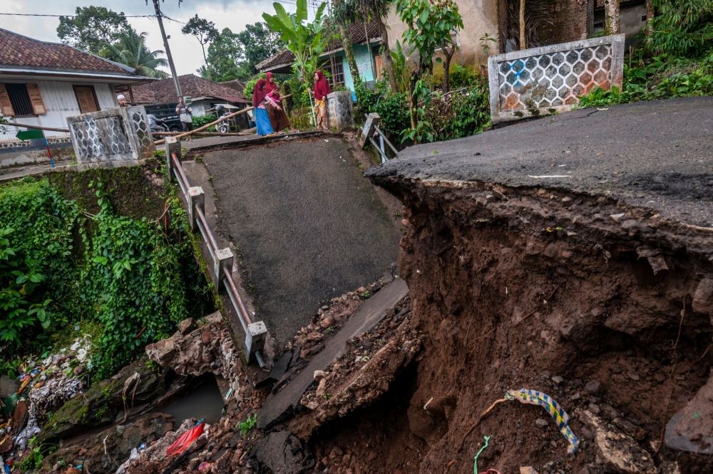 Jembatan Ambruk Diterjang Banjir, Satu Kampung di Pandeglang Terisolir