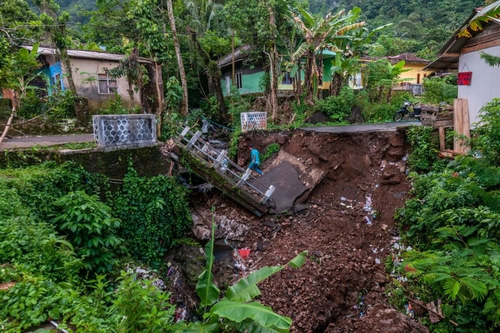 Jembatan Ambruk Diterjang Banjir, Satu Kampung di Pandeglang Terisolir