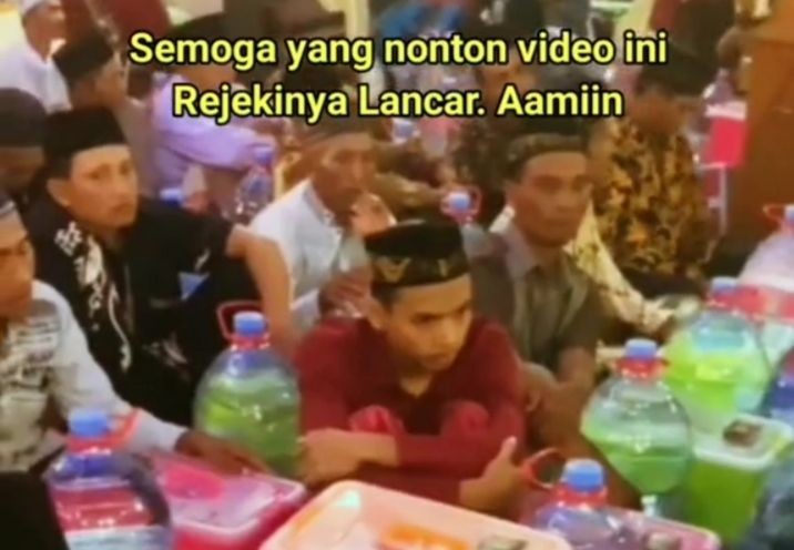 Hajatan Sultan! Tamu Undangan Dapat Galon dan Container Box 