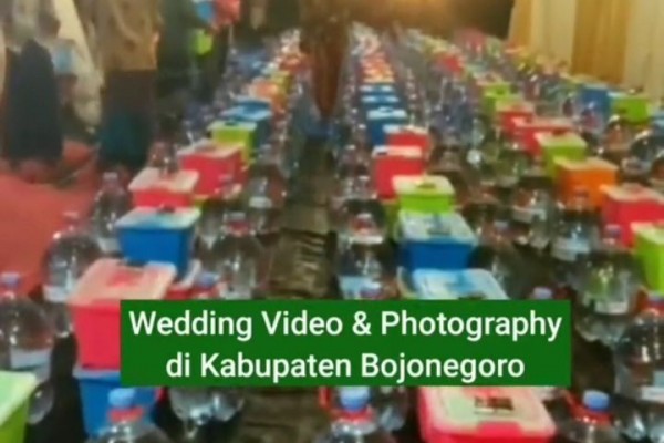 Hajatan Sultan! Tamu Undangan Dapat Galon dan Container Box