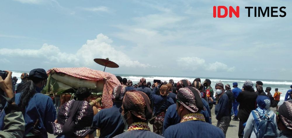 Keraton Yogyakarta Kembali Gelar
Labuhan di Pantai Parangkusumo