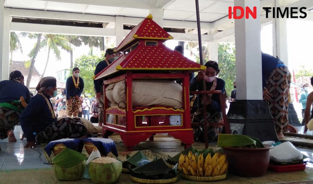 Uniknya Prosesi Labuhan Patuh Jumenengan Dalem di Parangkusumo