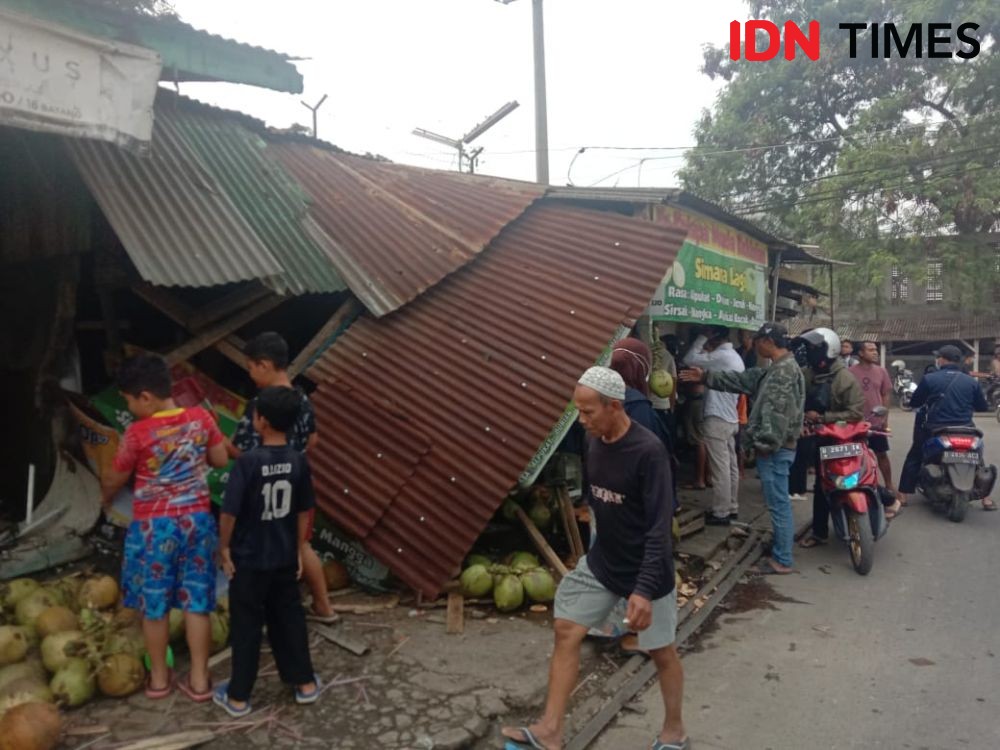 Sopir Kijang Ugal-ugalan Tabrak Puluhan Orang Di Bandung