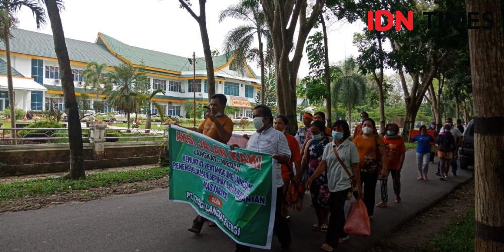 Warga Korban Bendungan PLTM Jalan Kaki dari Langkat ke Medan