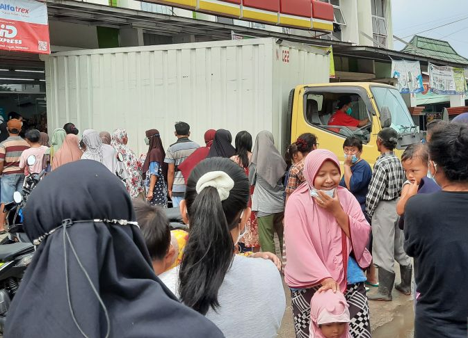 Demi Minyak Goreng Murah, Warga di Tangerang Rela Antre Berjam-jam