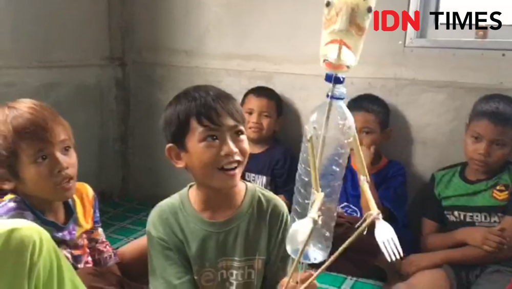 Seru! Anak-anak Korban Gempa Lombok Bercerita Lewat Wayang Botol