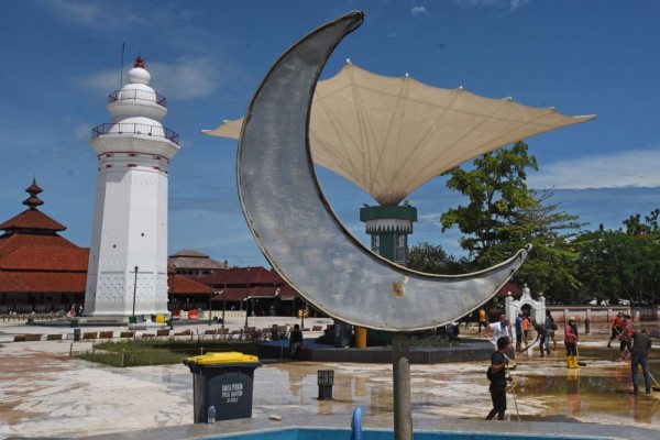 Sempat Diterjang Banjir, Kawasan Masjid Agung Banten Dibuka Lagi