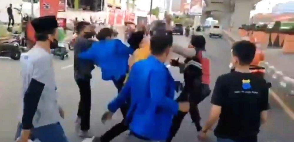 Viral Mahasiswa Pengunjuk Rasa di Makassar Diduga Keroyok Polisi