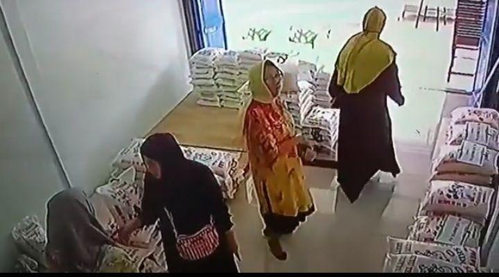 Viral Trio Emak Emak Terekam Cctv Mencuri Beras Di 3 Toko