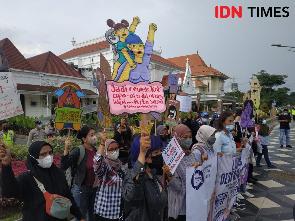 IWD Surabaya Bawa Wayang Kardus dan Tuntutan Kesetaraan Gender 