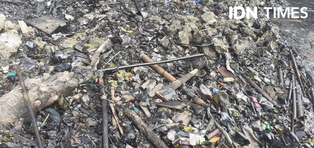 Duh! Temuan Limbah Oli Kembali Cemari Pantai Panjang Bandar Lampung