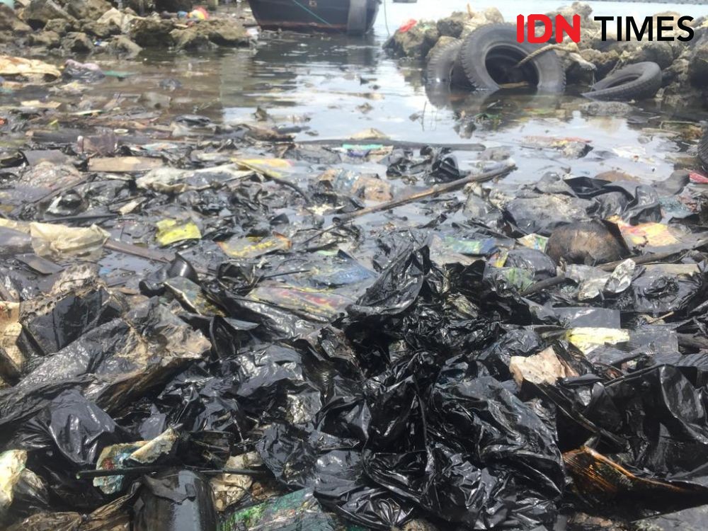 Pencemaran Limbah Diduga Oli Kian Hantui Masyarakat Pesisir Lampung