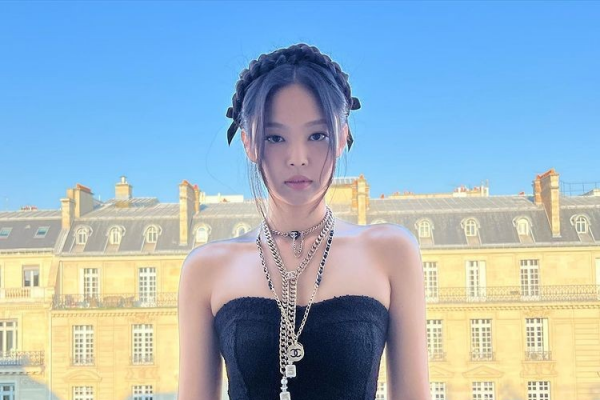 10 Potret Jennie BLACKPINK Di Paris Fashion Week 2022, Gemas