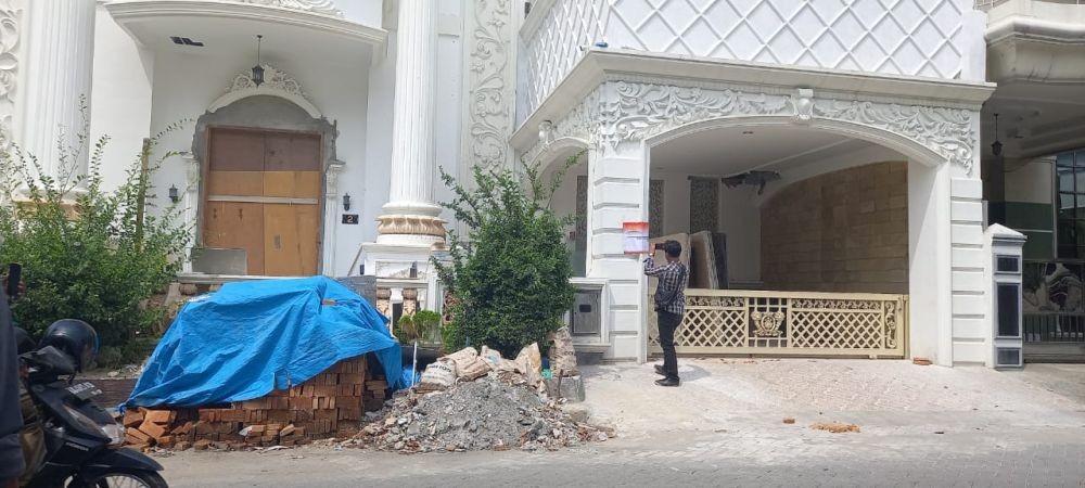 Bareskrim Polri Segel 2 Unit Rumah Mewah Indra Kenz di Deli Serdang
