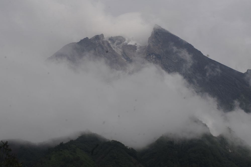 10 Potret Kondisi Setelah Gunung Merapi Meletus, Hujan Abu Tebal