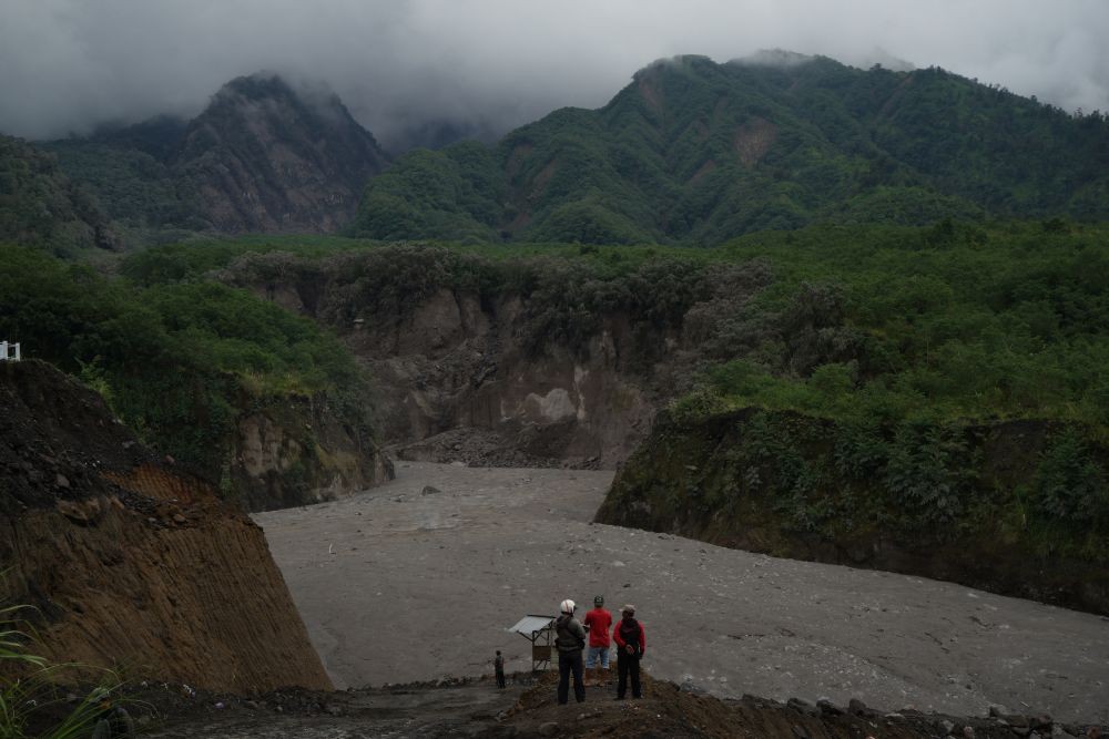 10 Potret Kondisi Setelah Gunung Merapi Meletus, Hujan Abu Tebal