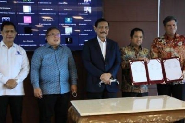 Di Depan Luhut, Arief Teken Kerjasama Sampah Jadi Listrik di Tangerang
