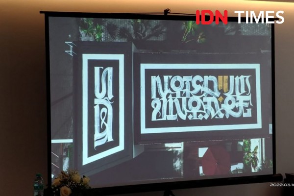 Salam Perdamaian dalam Kaligrafi United World Seniman Rusia di Bali