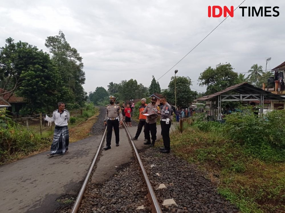 Kesiangan Ngantor, Pejabat Pemkab Tasikmalaya Tertabrak Kereta